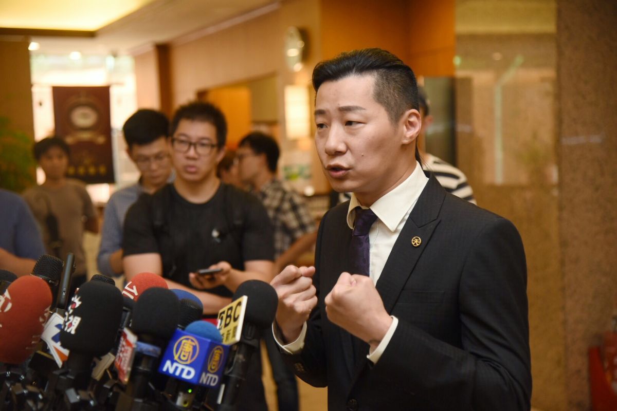 談到退黨的決定，林昶佐的情緒十分激動。 (圖/記者陳明安、朱永強攝)