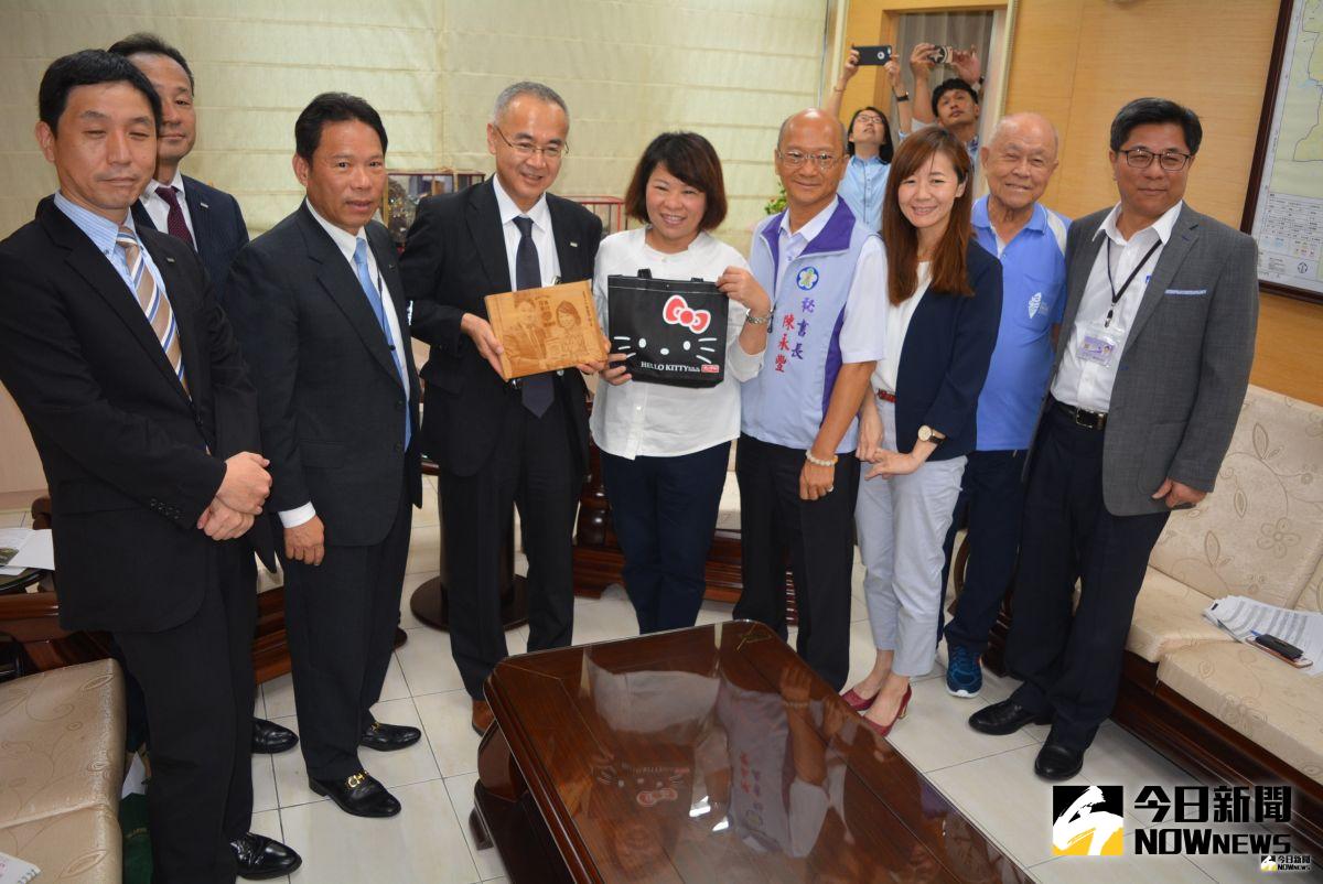 ▲日本旅行旅行社回訪嘉義市，並互贈禮物。（圖／記者郭政隆攝影2019.8.1）