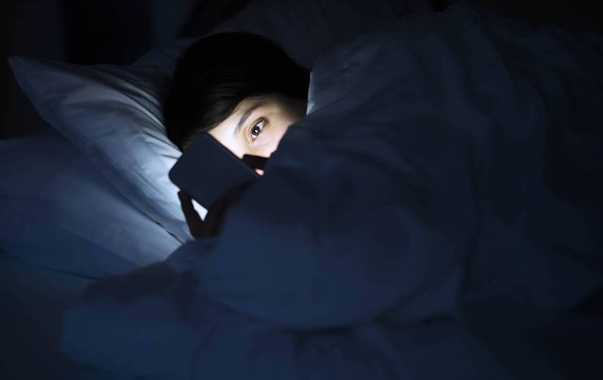 ▲女網友的手機半夜響起，竟然是已經過世的前同事來電？圖中人物與新聞無關。（示意圖／翻攝自 NJ Route 22）