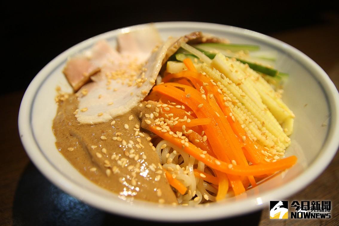 ▲夏季限定的涼麵，內容相當豐富，更有別於市售的涼麵，特別加入叉燒助陣，幸福感十足。（圖／記者鄭志宏攝）