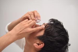 50歲婦「眼睛乾」點人工淚液！雙眼視力剩0.1　醫檢查：角膜破皮