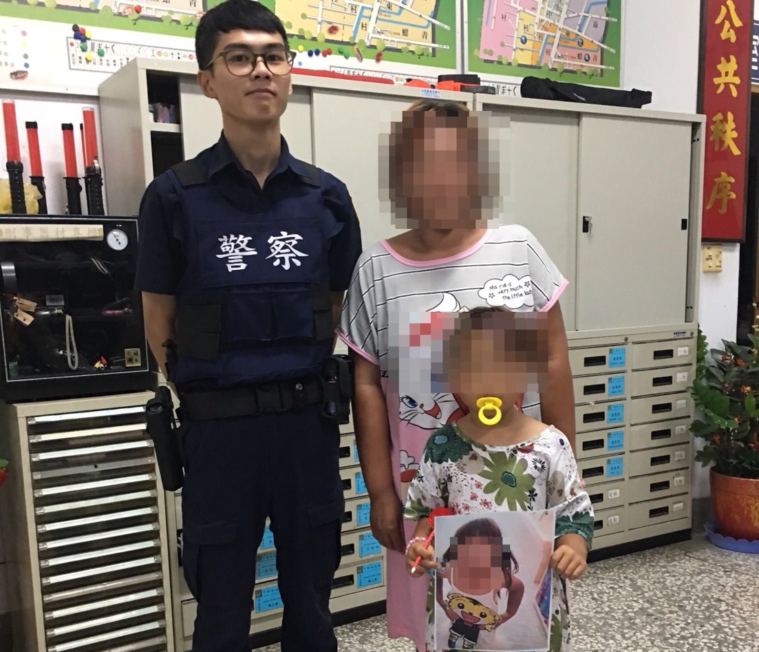▲員警在人群中尋獲小女童，並帶她與媽媽團聚。（圖／北港警分局提供）