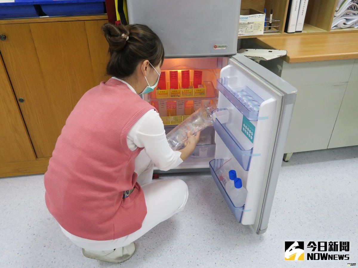 ▲醫護人員在急診室取冰箱4度的生理食鹽水施打中暑者，急速降溫。（圖／記者陳雅芳攝，2019.08.01）
