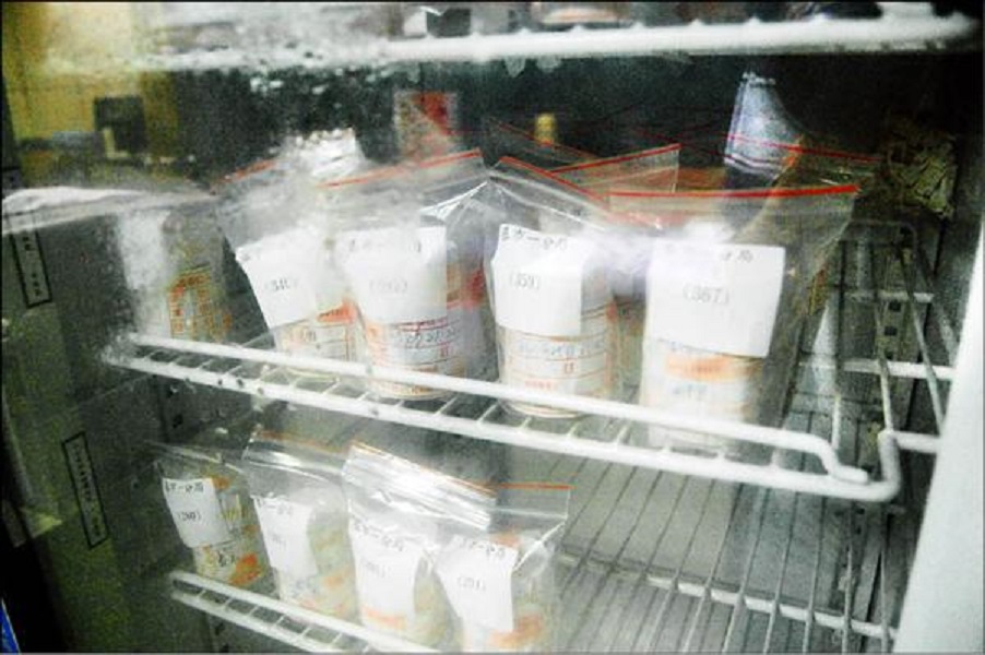 ▲警方對毒品案嫌犯採尿送驗（示意圖）