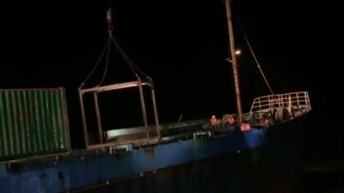 嘉義布袋貨輪遭浪打擱淺　船員吊掛獲救貨輪待援
