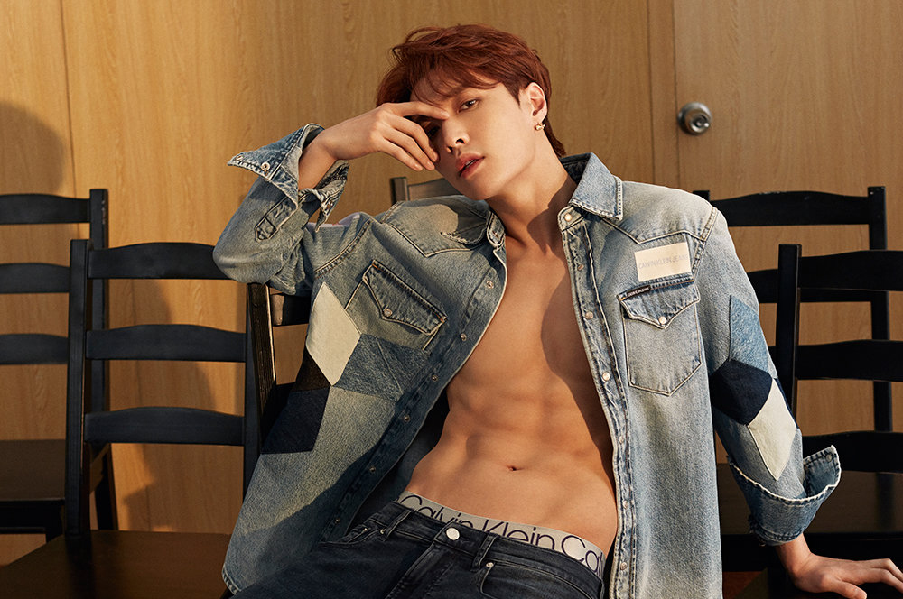 ▲張藝興單穿牛仔外套，露出結實飽滿的胸肌與腹肌線條，難怪粉絲暴動。（圖／CALVIN KLEIN官方微博）