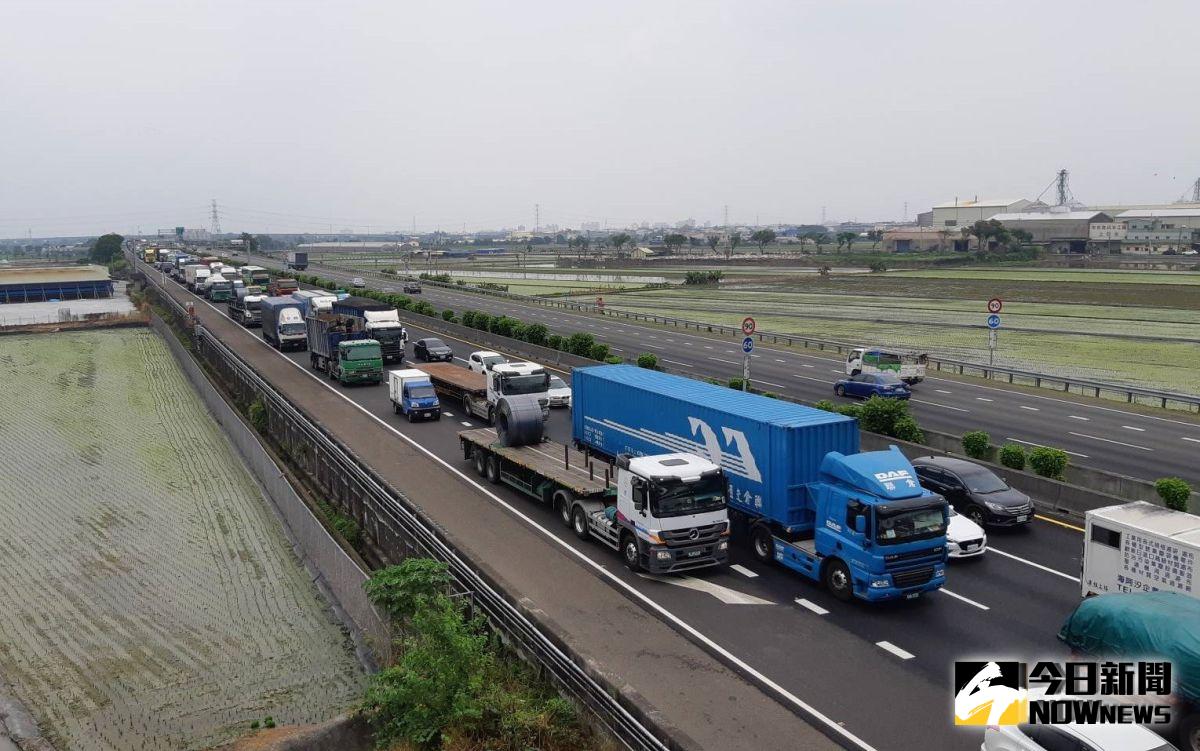 ▲南下247.5公里雲林路段車道大塞車。（圖／記者簡勇鵬攝，2019.08.02）