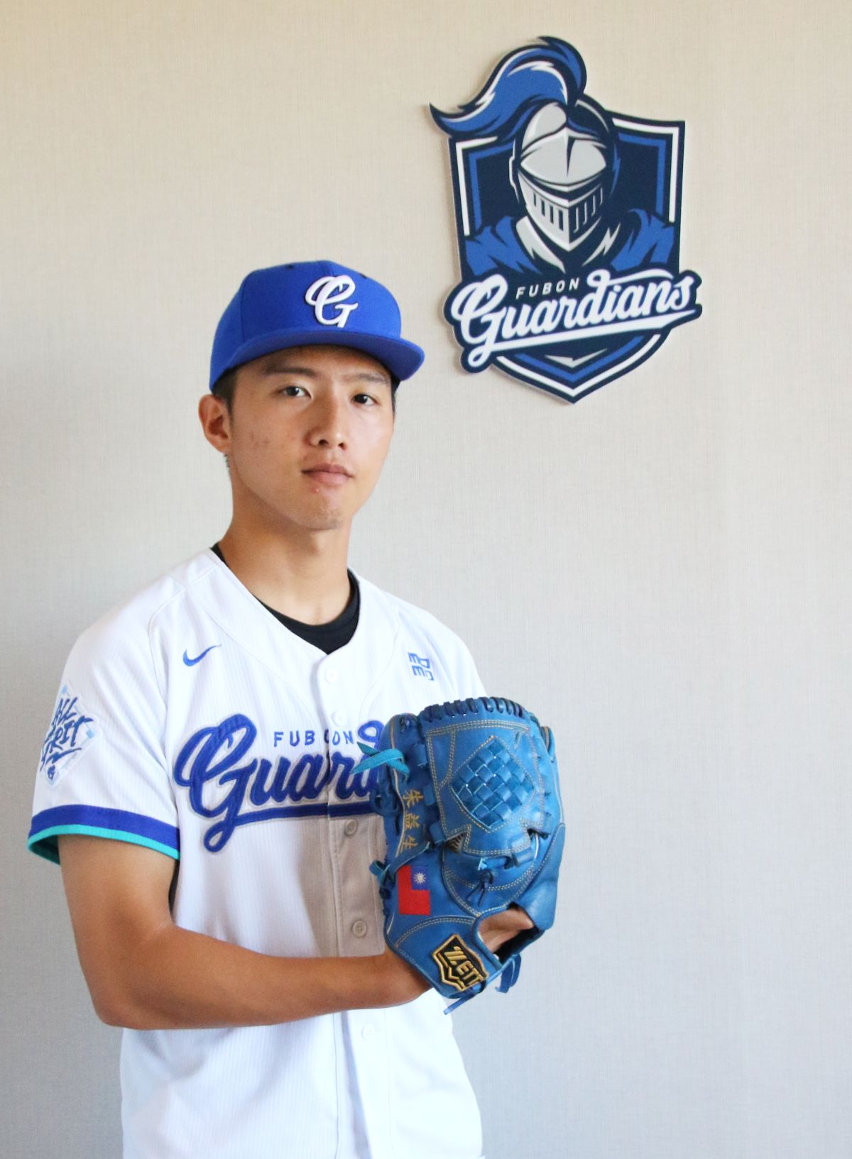 穿上悍將戰袍，左投朱益生正式加盟富邦。（圖／富邦提供）