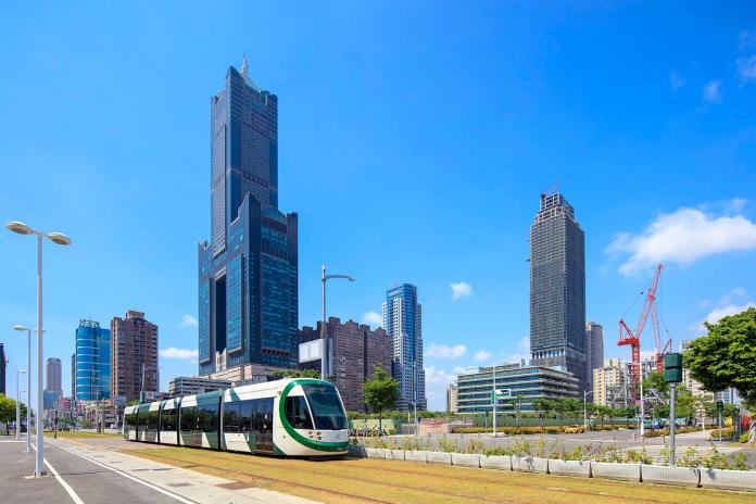 ▲7月底高市府成立投資策進會，加速招商引資步伐，同時亞灣區205兵工廠遷移案正式動工，預計2024年打造經貿區，雙市政利多加持，亞灣區內飯店豪宅「遠雄THE ONE」熱賣。（圖／公關照片）