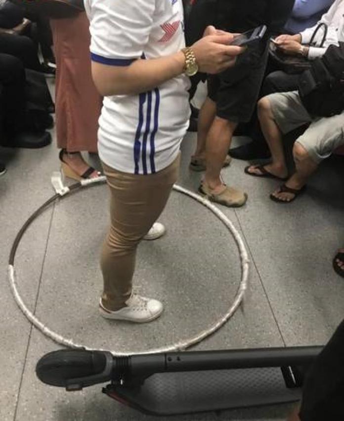 ▲一名女性搭捷運時在地上平放呼拉圈。（圖／取自 Stomp ）