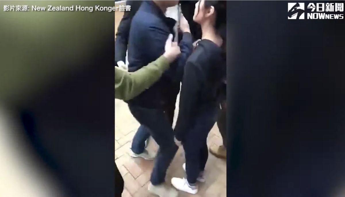 ▲紐西蘭港生在校園內聲援香港反送中行動，竟遭陸生飆罵並推倒在地。（圖／截自YouTube影片）