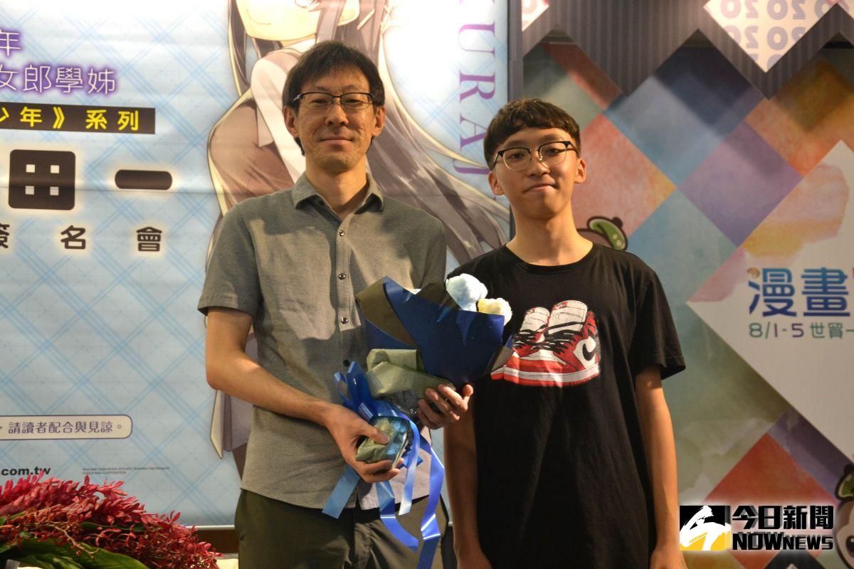 ▲ 《青春豬頭少年不會夢到兔女郎學姊》作者鴨志田一（左）接受粉絲代表獻花。（圖／記者顏大惟攝，2019.8.2，下同）
