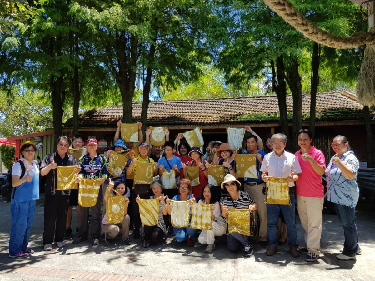 ▲小花蔓澤蘭煮汁萃取出染料，透過染製技法染出各式圖案環保袋。（圖／宜蘭縣政府提供)