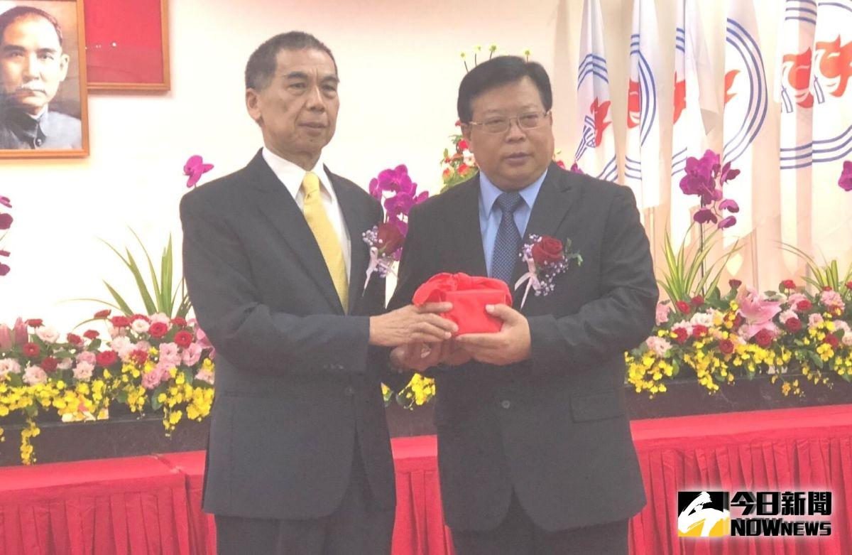 ▲台灣中油煉製事業部舉行新任執行長佈達儀式，由該公司總經理李順欽(左)將印信交給新任執行長徐漢(右)，以利業務之推展。(圖／記者黃謝美蘭攝，2019.08.02)
