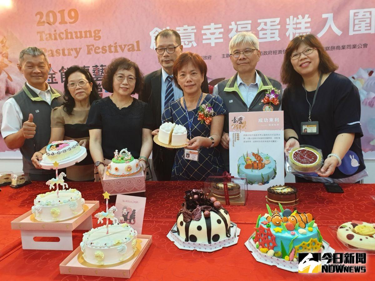 ▲台中休閒美食展登場，同時舉辦創意甜點競賽，參賽踴躍，作品爭奇鬥艷。（圖／金武鳳攝，2019.8.2)