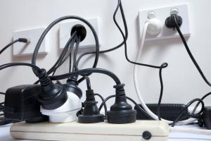 ▲消防員提醒，延長線「嚴禁綑綁」，在高負載時，綑綁的電線會讓熱能散不出去，導致溫度飆升。（圖／NOWNEWS資料照）