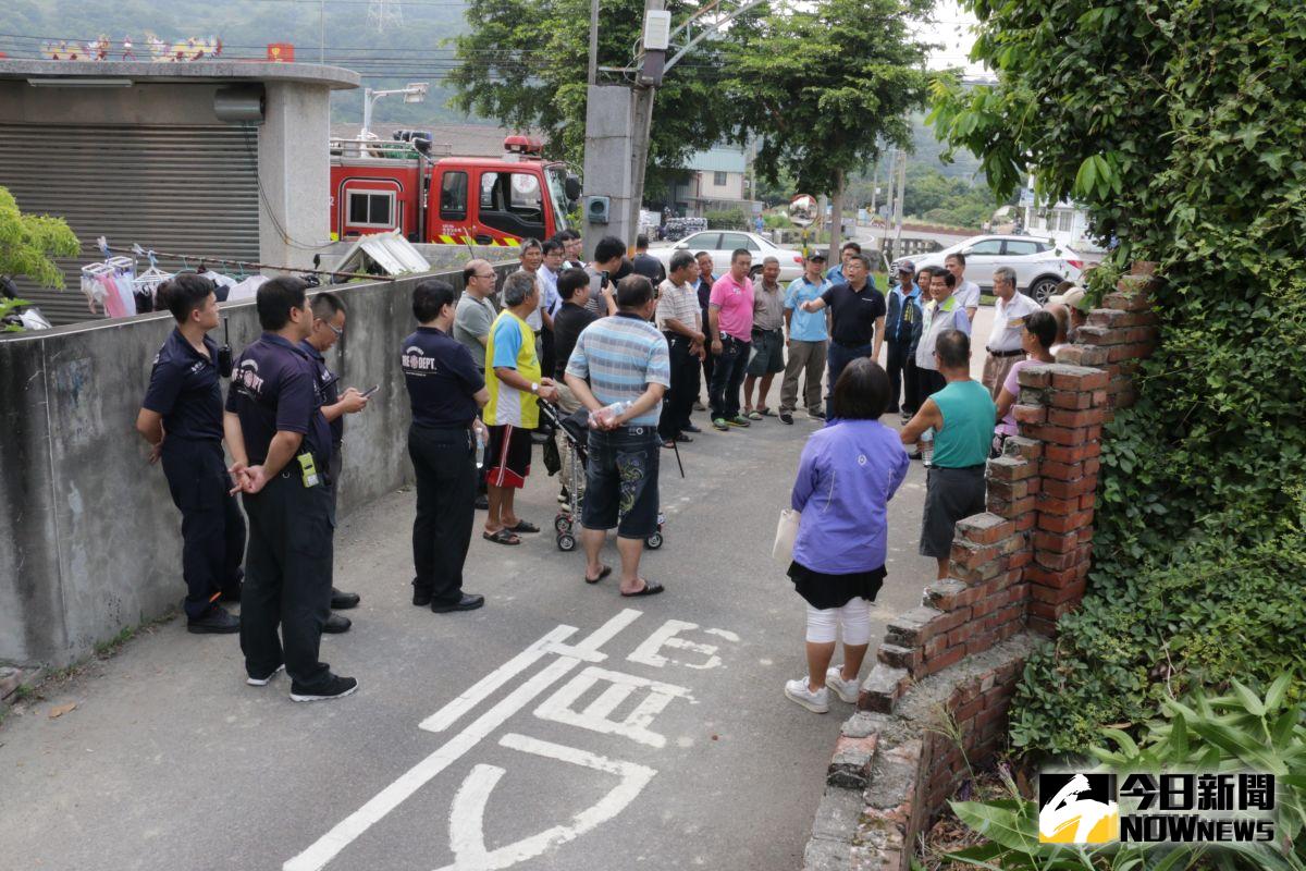 ▲立法院副院長蔡其昌邀集相關單位進行甲南社區道路現勘，研議徵收土地將社區道路拓寬。 (圖／柳榮俊翻攝2019.8.2)