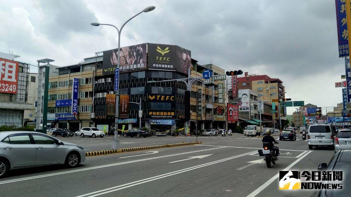 ▲彰化市交通黑暗期將來！彰化市車流量最大的中央路陸橋從5日到15日辦理伸縮縫更換維修工程車。（圖／記者陳雅芳翻攝，2019.08.02）