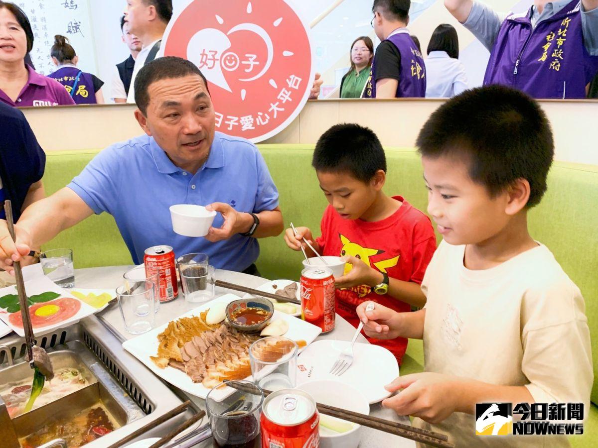 ▲位在板橋的重慶秦媽火鍋今（2）日邀請120名由監護、安置兒少及照顧者宇事長侯友宜一起吃火鍋。（圖／記者宋原彰攝，2019.08.02）
