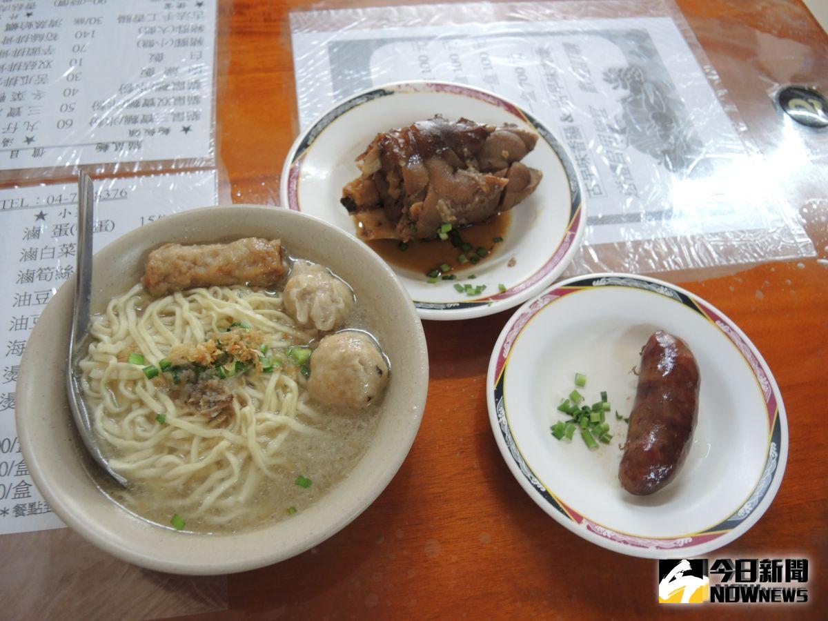 ▲簡單的一碗麵，一份滷蹄膀、一條炸香腸，沒想到竟然成了大家所指名的「總統套餐」。（圖／記者陳雅芳攝）