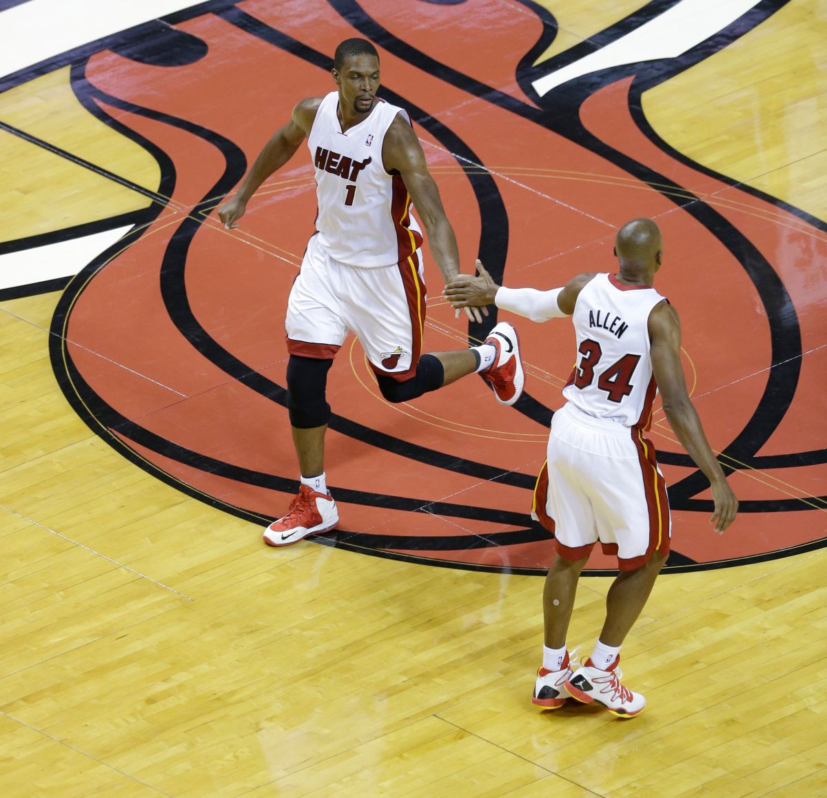 Chris Bosh和Ray Allen 擊掌。（圖／美聯社／達志影像）