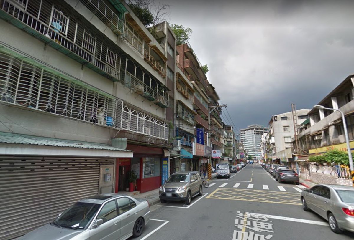 ▲一名台北男網友在「 mobile01 」論壇表示，手上的資金只能購買台北市景美 45 至 50 年的舊公寓，或是新北市永和 20 多年的電梯大樓，好奇詢問廣大網友該如何選擇，貼文立刻引發熱議。（圖／翻攝自Google map ）