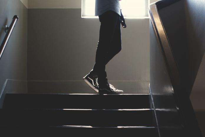▲甚至更有網友表示「我直接走樓梯都還比電梯快」。（示意圖／翻攝自 Pixabay ）