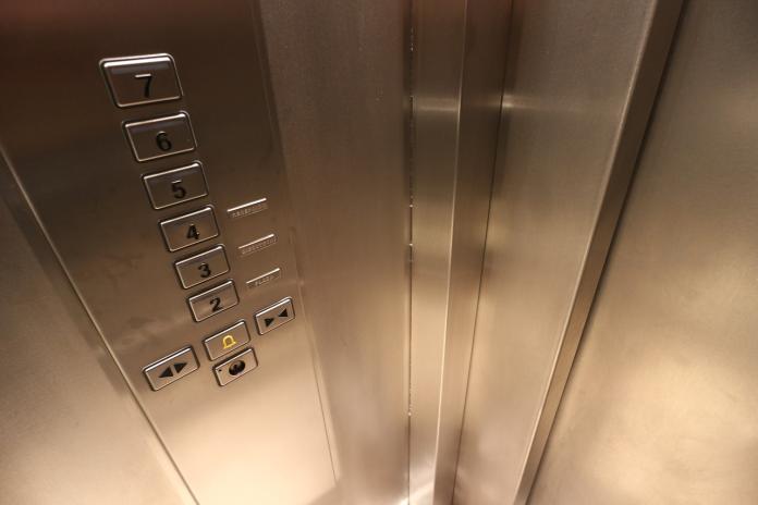 ▲電梯專家就出來分析「電梯會有這樣的邏輯，主要是因為下樓比上樓耗電。如果兩個車廂與呼叫電梯樓層，分別位於一高一低的時候，為了省電，是有可能會呼叫樓下的電梯上樓載客。因為『空車上樓比空車下樓省電』」。（示意圖／翻攝自 Pixabay ）