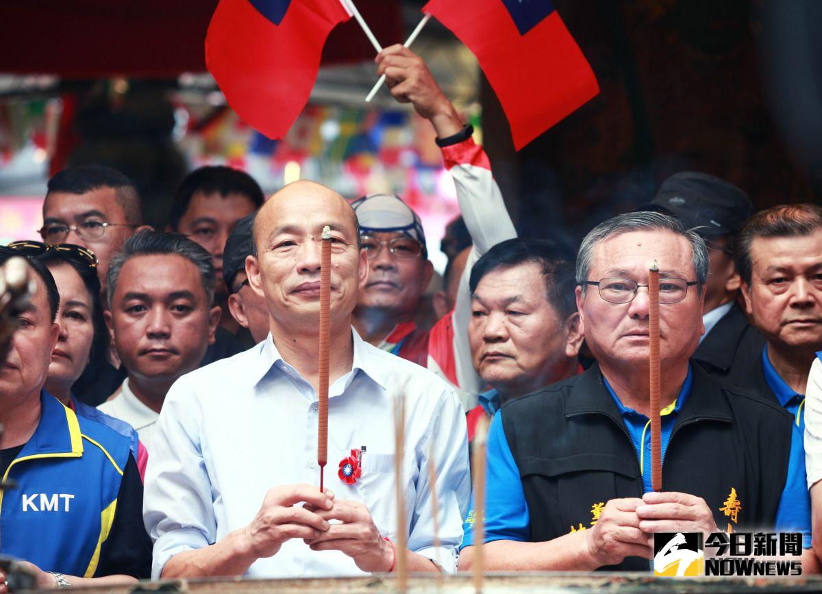 ▲韓國瑜今天桃園基層走透透，走訪9座宮廟參香祈福。上午首站先到龜山壽山巖觀音寺參拜。（圖／記者李春台攝, 2019.08.03）