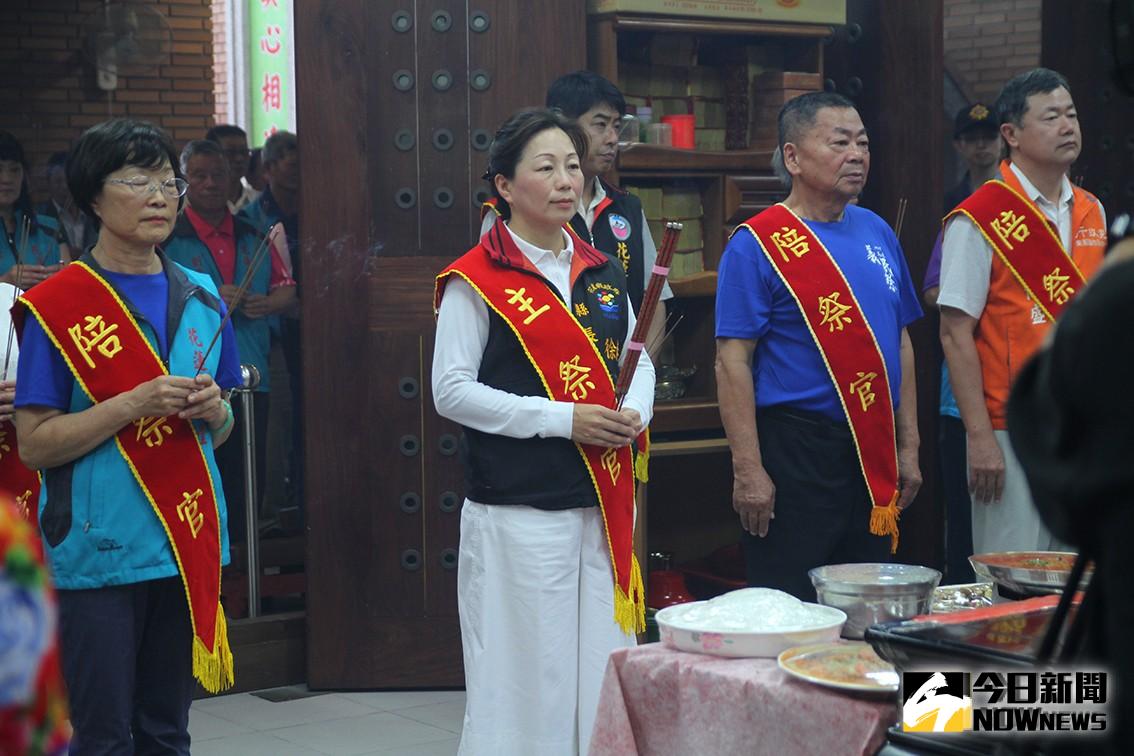 ▲由縣長徐榛蔚領航與會來賓及客家童謠的孩子們，向義民爺行三獻吉禮祈福。（圖／記者鄭志宏攝）