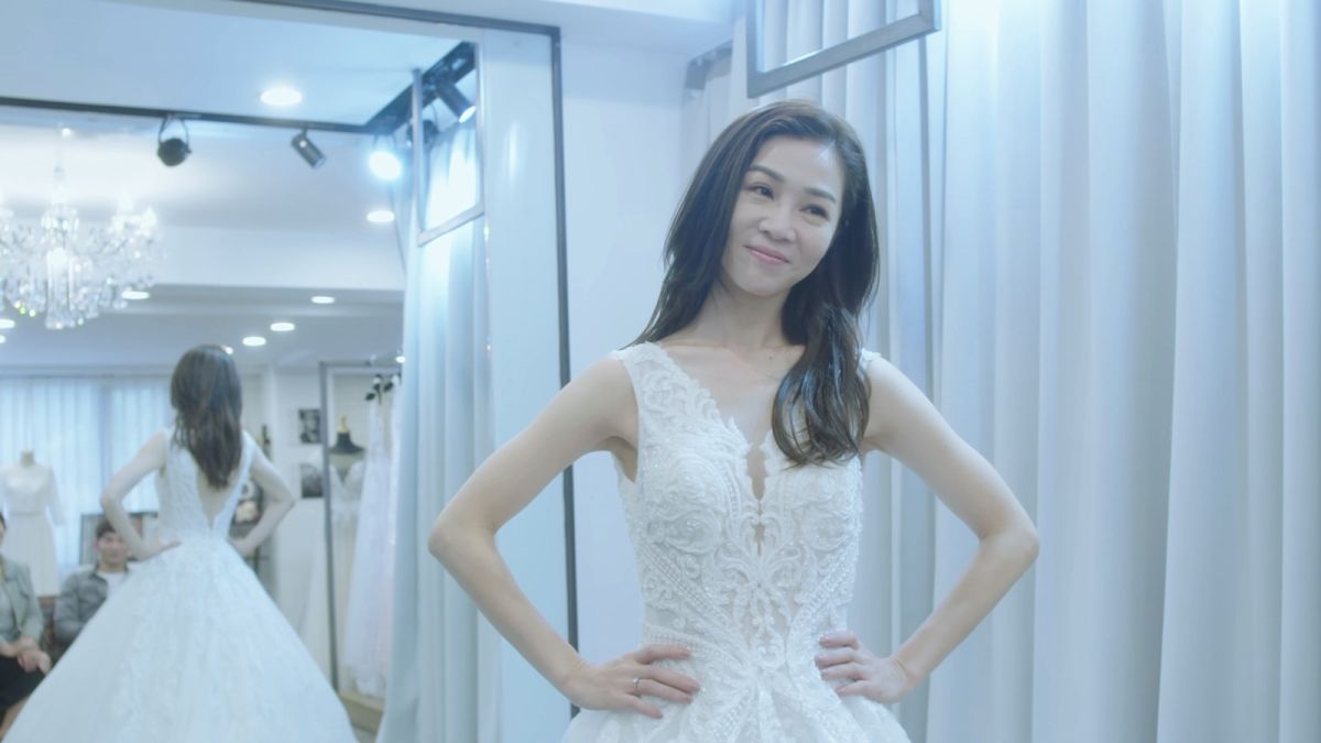 ▲謝盈萱披上婚紗。（圖/華視提供 ）
