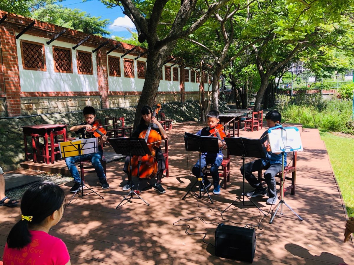 ▲蘆洲國小弦樂團成員所組成的「驚嘆號四重奏」，今日在蘆洲李宅欒樹下舉辦小型的音樂會－「七夕童樂．弦音飛揚」！（圖／蘆洲李宅提供）