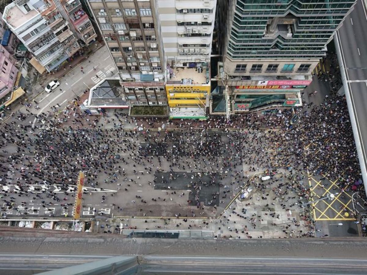 ▲示威者佔據彌敦道亞皆老街及旺角道。（圖／翻攝網路）