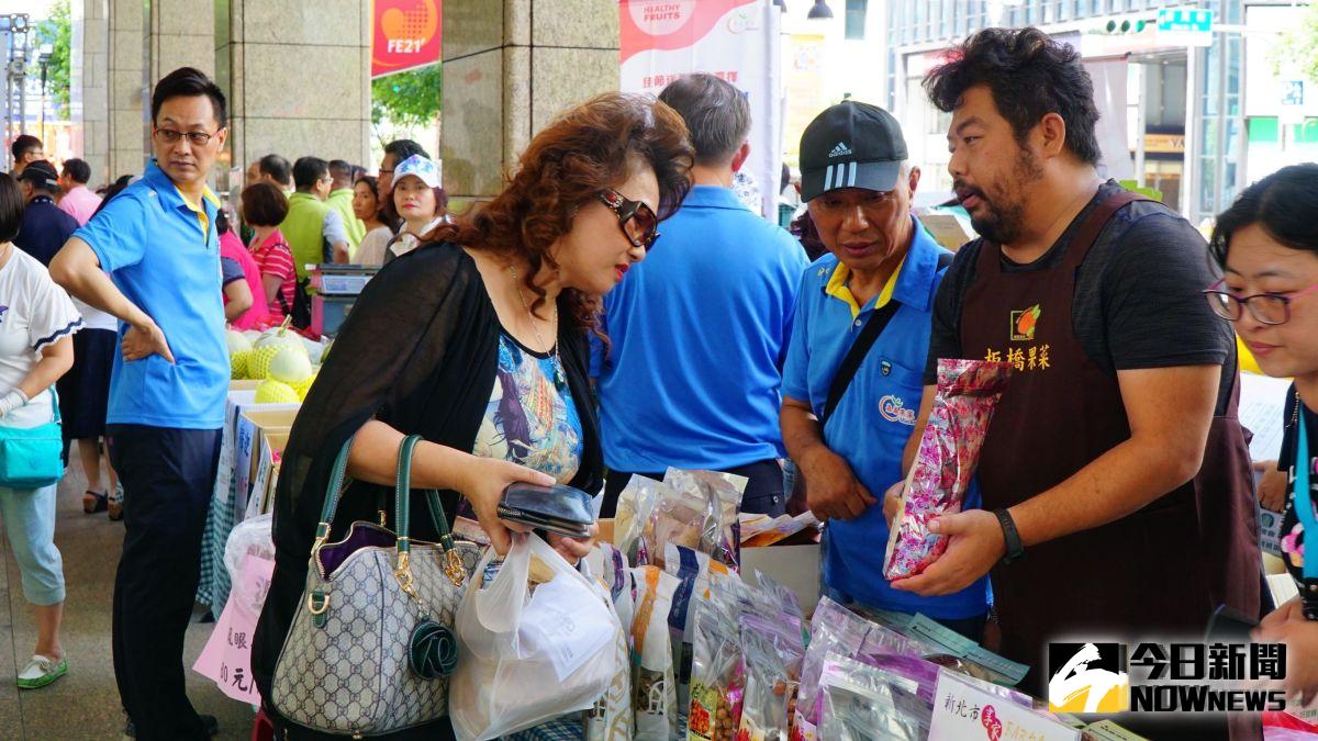 ▲新北市政府建置「新北享家Bar台」農產品交流平台，每月展售各縣市的農特產品，今（3）日首站於遠東百貨板橋中山店促銷嘉義縣、市農產品。（圖／記者陳志仁攝，2019.08.03）