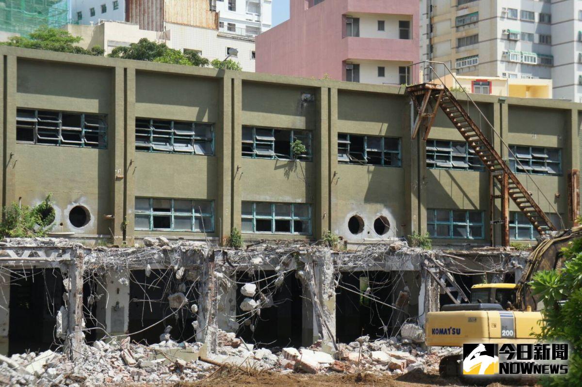 ▲澎縣府利用假日動工拆除澎湖舊電廠，並先行封阻舊電廠出入口，有網友在臉書上直播號召民眾前往，不過到場聲援人數不多。（圖／記者張塵攝，2019.08.03）