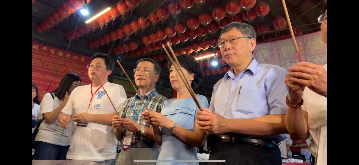 台北市長柯文哲跟夫人陳珮琪出席台北市情人節活動，對於媒體報導他跟郭台銘會面，柯說「現在電子時代，哪需要見面，打電話就可以」。 (圖/記者吳承翰攝)