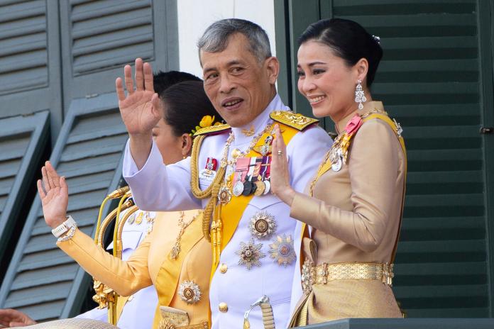 ▲泰國十世皇瓦吉拉隆功（Maha Vajiralongkorn）在今（2019）年 5 月才剛剛迎娶了第 4 任妻子蘇提達（Suthida Tidjai）為王后。（圖／達志影像／美聯社）