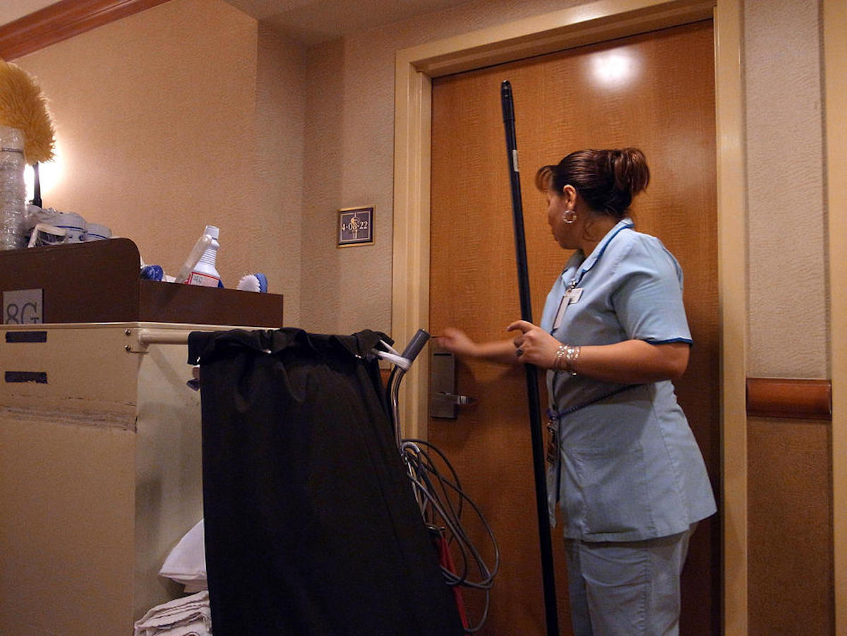 ▲網友表示，只要看到「單身」、「晚上入住」的男客人，掃地阿姨就會出動「拉客」。圖中人物與新聞無關。（示意圖／翻攝自 Getty Images)