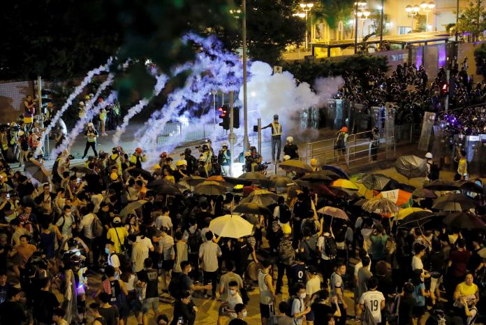 ▲香港黃大仙 3 日深夜再爆衝突，警方祭出催淚彈、胡椒噴霧等，驅散示威民眾。（圖／美聯社／達志影像）