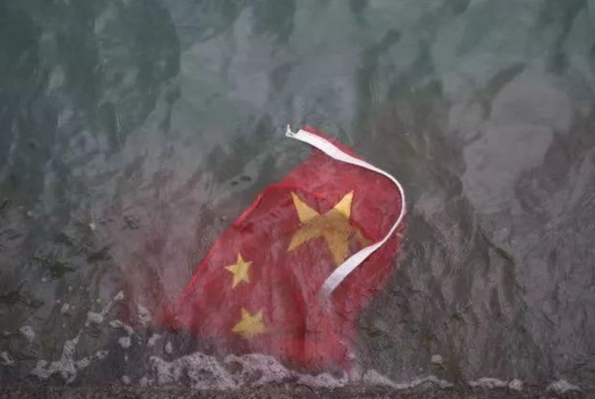  ▲日前中國五星旗被香港示威民眾丟入海裡一事，讓中方十分憤怒，大陸官媒也紛紛發表譴責。（圖／翻攝自環球網）