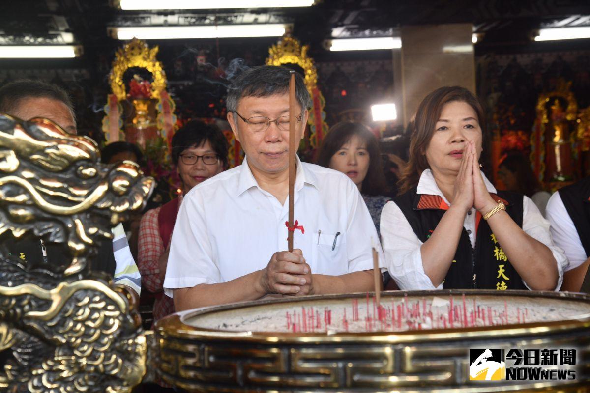 ▲台北市長柯文哲前往天德宮上香拜拜。（圖／林柏年攝, 2019.8.4）