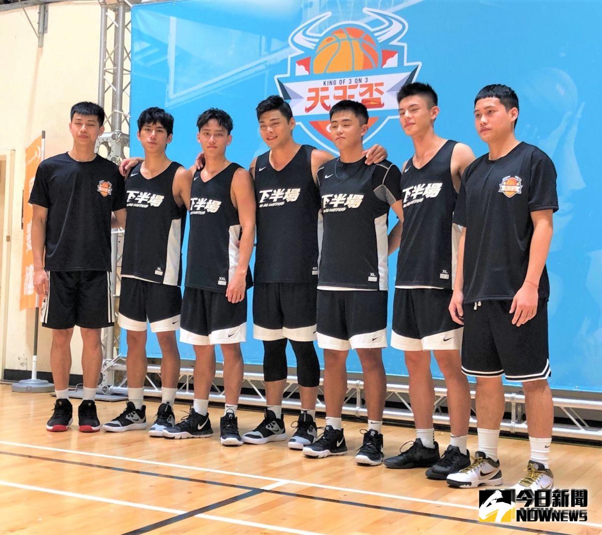 ▲「摩曼頓天王盃三對三」邀請SBL球星陳昱瑞(左一)、賴廷恩(右一)，以及電影《下半場》演員出席站台。（圖／鍾東穎攝 ,2019.08.04）