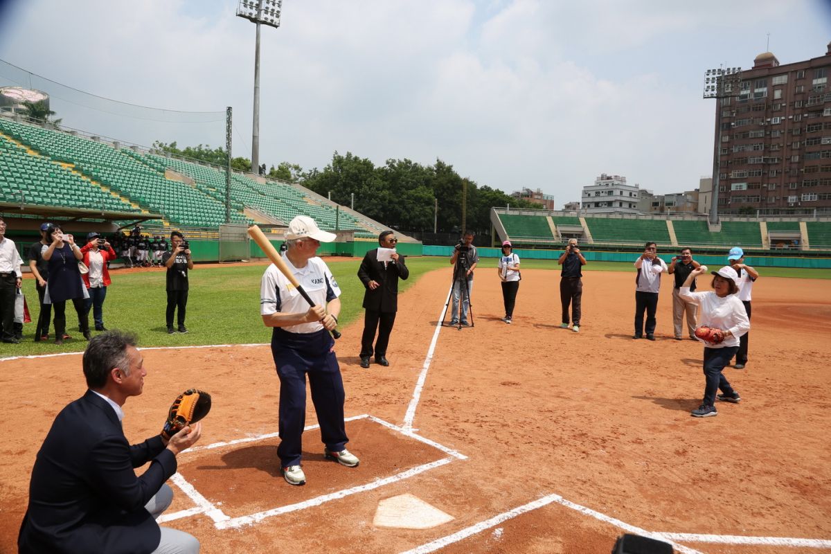 ▲球賽開幕式中，由市長黃敏惠任開球投手、嘉大艾群校長當打擊手、中京大學瀧剛志教授為補手。（圖/嘉大提供，2019.08.04）