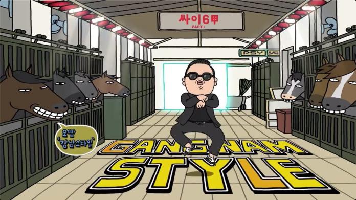 ▲2012 年韓國歌手 PSY 一首《江南 Style》（Gangnam Style）紅遍全世界，靠著洗腦的旋律與有趣的「騎馬舞」，吸引全球網友爭相模仿。（圖／翻攝自 wiki）