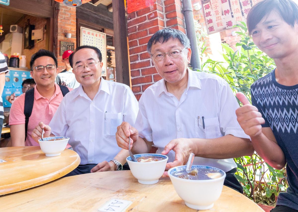 ▲台北市長柯文哲、幕僚李縉穎(左ㄧ)與前立委李嘉進(左二)（圖／柯粉俱樂部提供）