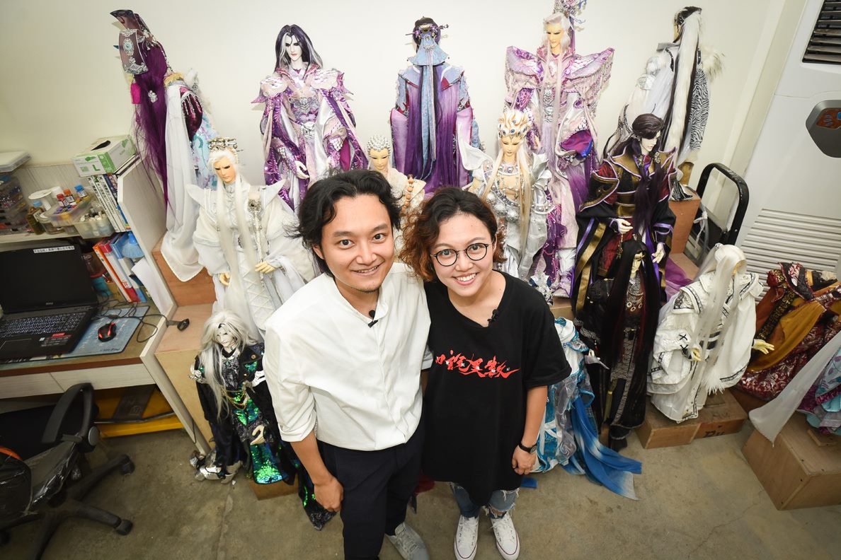 ▲霹靂黃家第五代正在接班路上，哥哥黃亮勛（圖左）是霹靂副總經理，妹妹黃政嘉（圖右）則是品牌總監，兩人時常互虧當打氣。（圖／記者陳明安攝）