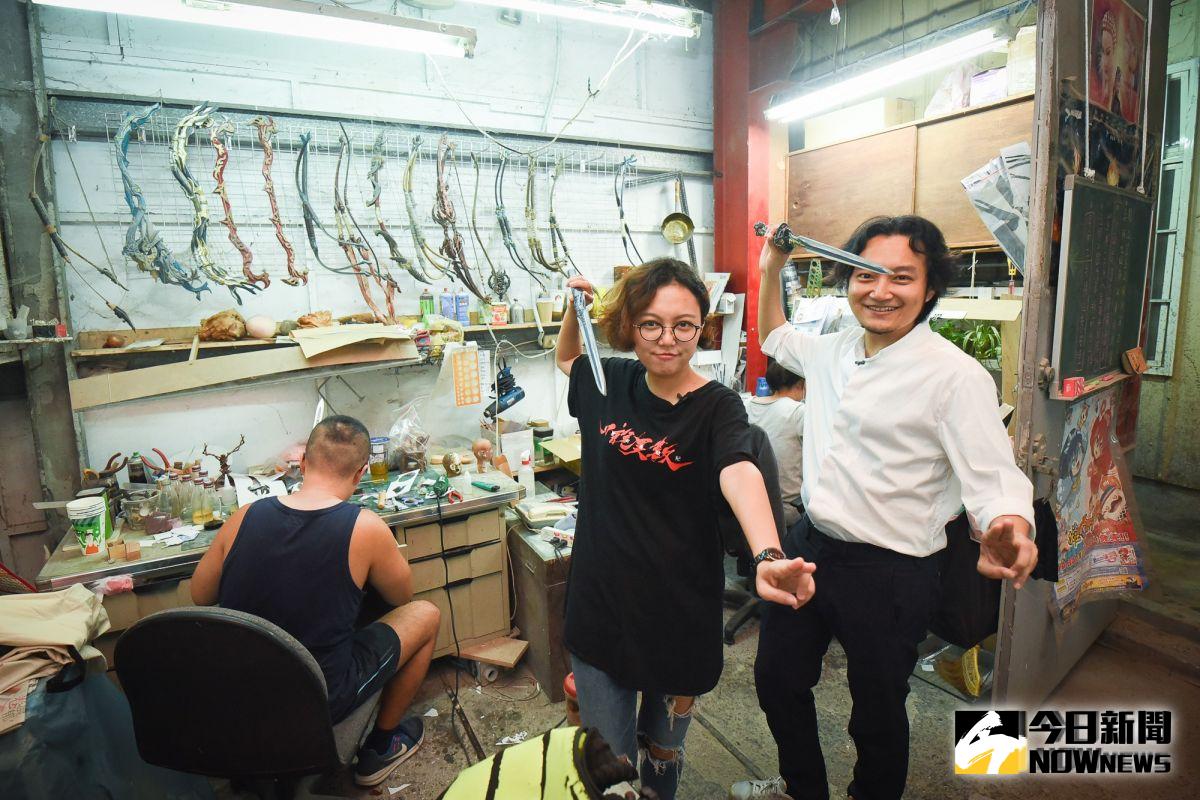 ▲黃亮勛、黃政嘉兄妹小時候常在道具間遊走，對於耍劍、舞刀不陌生。（圖／記者陳明安攝）