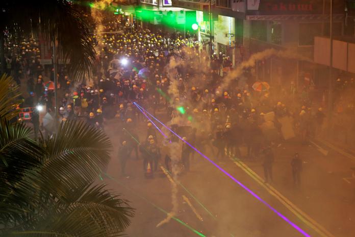 ▲ 4 日晚間，香港警方與分成多區域進行示威的民眾進行游擊戰，再度出動催淚彈、胡椒噴霧等。（圖／美聯社／達志影像）