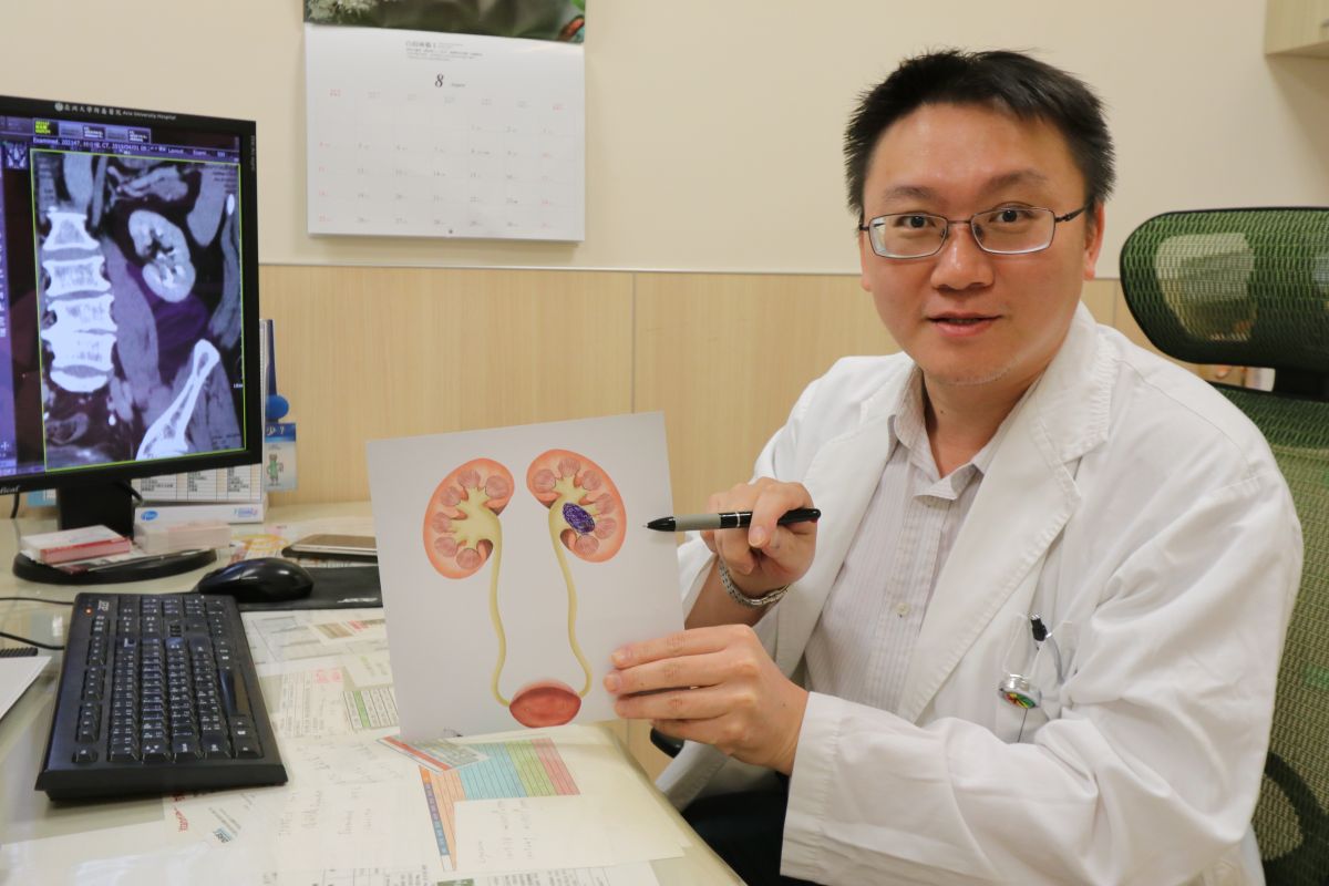▲亞大醫院震波碎石室主任石欣衛指出病灶位置。（圖／亞大附屬醫院提供）