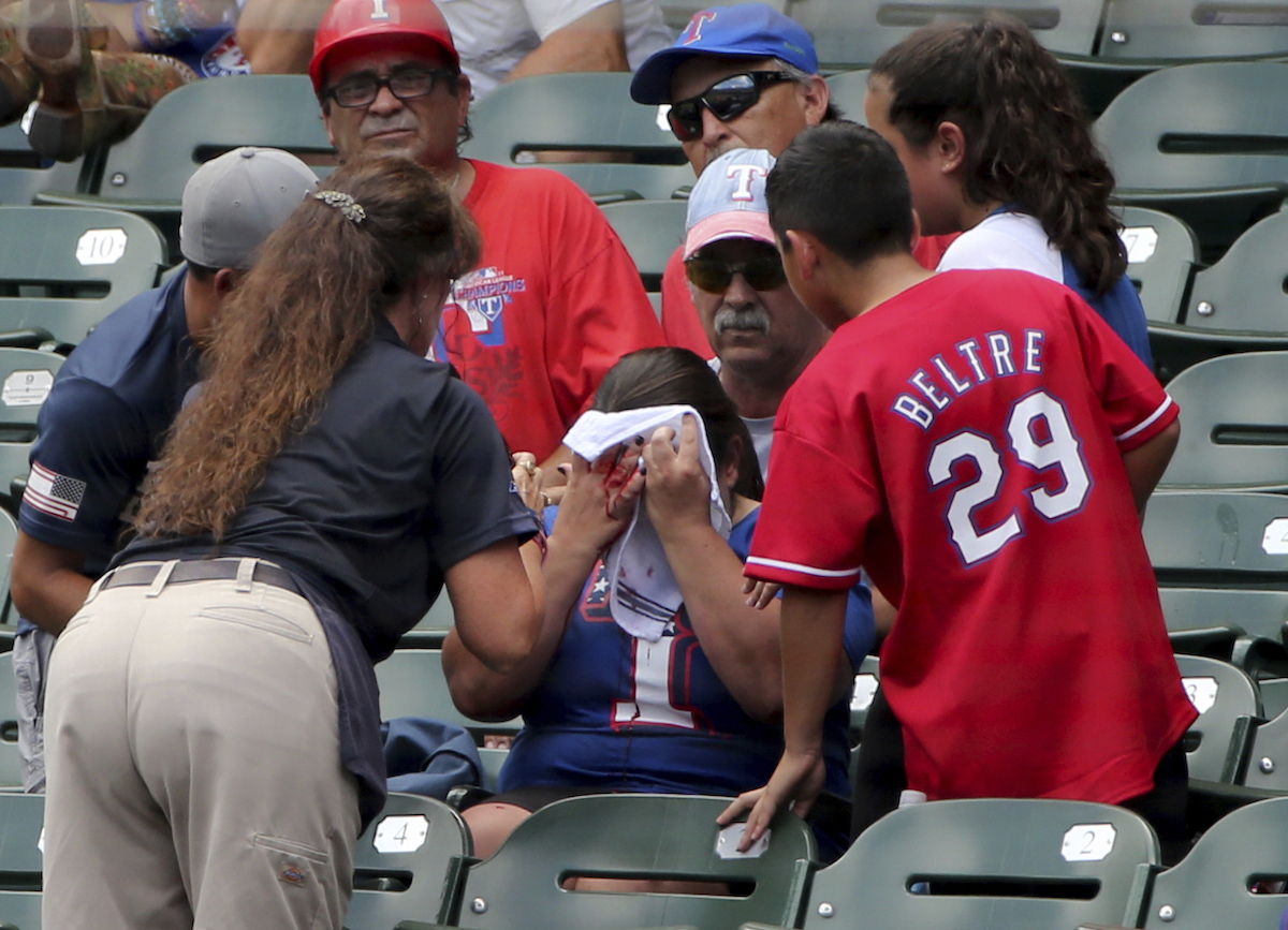 一名遊騎兵球迷遭界外球砸中爆血。（圖／美聯社／達志影像）